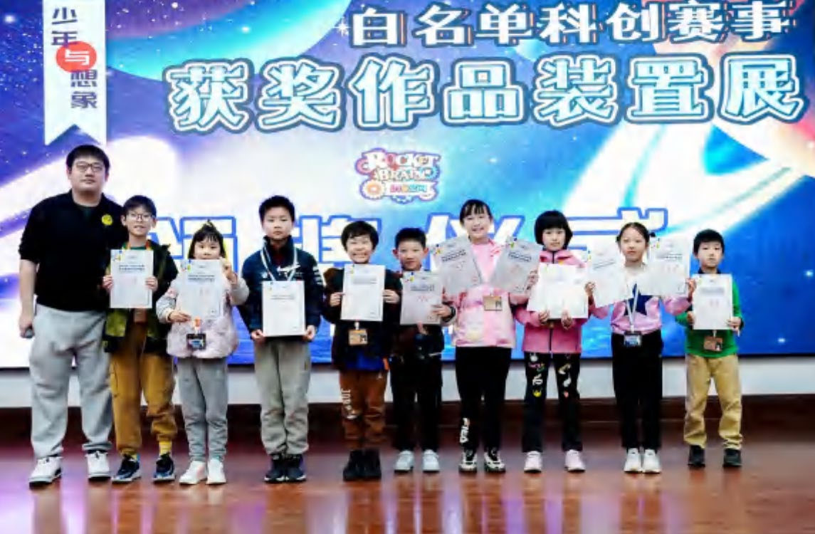AURAWOW students with their awards